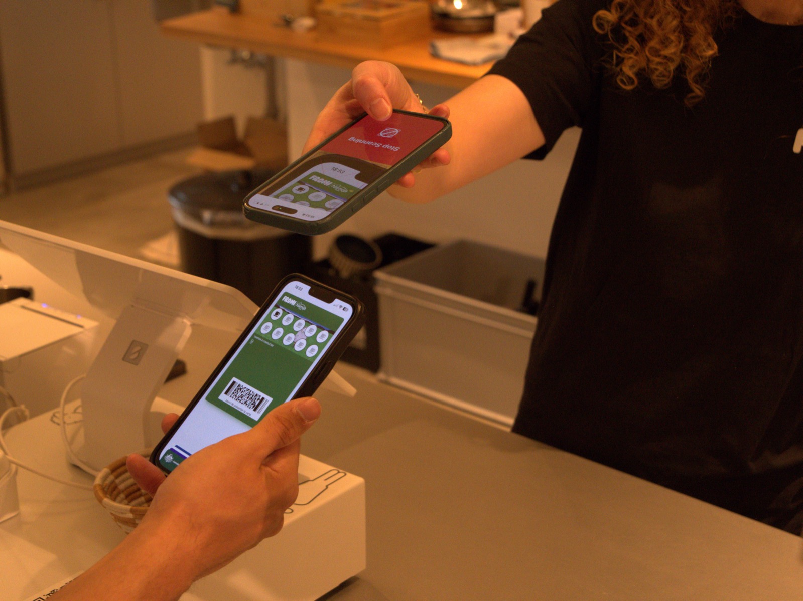 Tampon validé au comptoir sur le téléphone du client